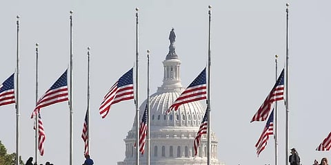 காபூல் வெடிகுண்டு தாக்குதல்: அமெரிக்க தேசிய கொடி அரைக் கம்பத்தில் பறக்கும் - வெள்ளை மாளிகை