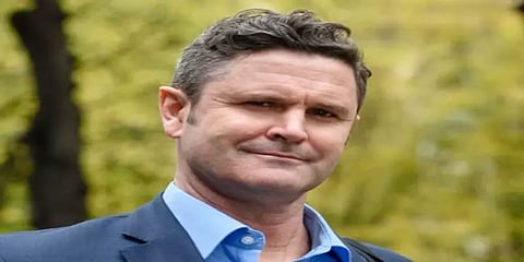 நியூசிலாந்து முன்னாள் கிரிக்கெட் வீரர் கிறிஸ் கெய்ர்ன்ஸ் கால்கள் செயலிழப்பு