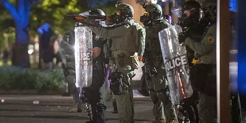 பெரு: வியாபாரிகளுக்கும், காவலர்களுக்கும் இடையே மோதல்: 50க்கும் மேற்பட்டோர் காயம்