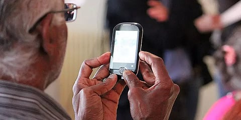 நம் தாத்தா, பாட்டிகளுக்கு உகந்த ஸ்மார்ட்ஃபோன்களை நாடும் காலம் இது... ஏன்?