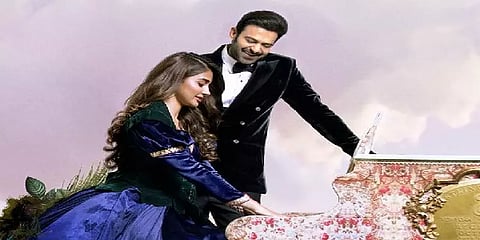 கவனம் ஈர்க்கும் பிரபாஸ் - பூஜா ஹெக்டேவின் ‘ராதே ஷ்யாம்’ போஸ்டர்