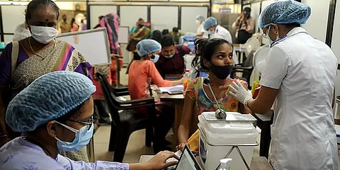 விழா நேர கொண்டாட்டங்களால் அதிகரிக்கும் கொரோனா பாதிப்பு: ஐ.சி.எம்.ஆர். மருத்துவர் வேதனை