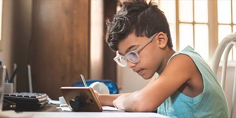 65% பெற்றோர்கள் ஆன்லைன் வகுப்பின்போது குழந்தைகளுக்கு உணவு ஊட்டுகிறார்கள் - ஆய்வு முடிவு