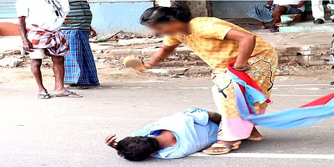 கரூர்: போதையில் மயங்கி கிடந்த கணவனை செருப்பால் அடித்து இழுத்துச் சென்ற மனைவி