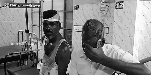 மீனவ கிராமத்தில் தாக்குதல்: ஊரை விட்டு ஒதுக்கி வைத்துள்ளதாக புகார் அளித்ததால் ஆத்திரம்