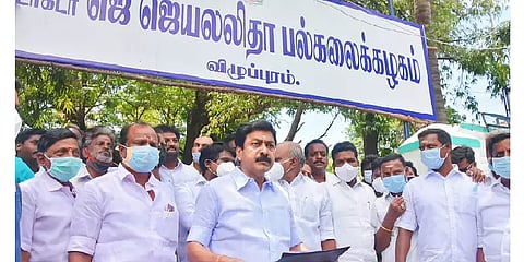 விழுப்புரம்: தர்ணாவில் ஈடுபட்ட முன்னாள் அமைச்சர் சி.வி.சண்முகம் கைது