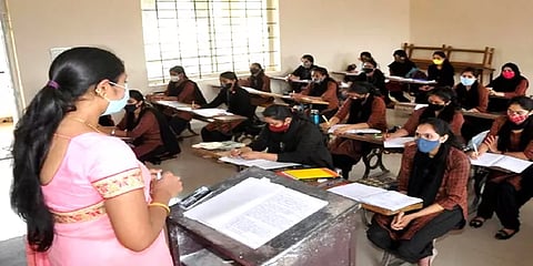 கொரோனா தடுப்பு வழிகாட்டு நெறிமுறைகளுடன் தமிழகத்தில் இன்று கல்லூரிகள் திறப்பு