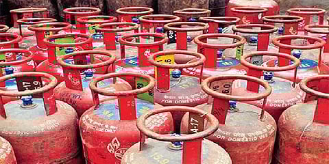 தமிழகத்தில் வீட்டு உபயோக சிலிண்டர் விலை ரூ. 25 உயர்வு