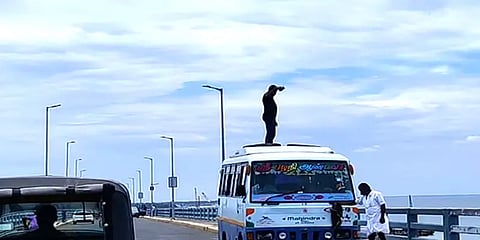 பாம்பன் பாலத்தின் மீது ஆபத்தான முறையில் செல்ஃபி: அசம்பாவிதம் நேராமல் தடுக்க கோரிக்கை