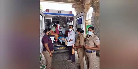 மனநலம் பாதிக்கப்பட்ட கர்ப்பிணிக்கு பிரசவம் பார்த்த மகளிர் போலீஸ்: டிஐஜி பாராட்டு