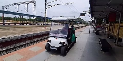 கும்பகோணம் ரயில் நிலையத்தில் முதியவர்களுக்கு இலவச பேட்டரி கார் சேவை தொடக்கம்