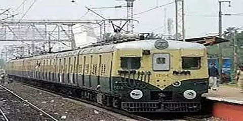 சென்னை: கல்லூரி திறந்த முதல்நாளே ஓடும் ரயிலில் மாணவர்களுக்கிடையே மோதல்