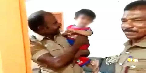 திண்டுக்கல்: கதவை உள்புறமாக தாழிட்ட குழந்தை: 2 மணி நேரத்திற்குப் பிறகு பத்திரமாக மீட்பு