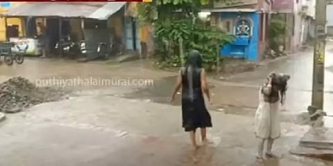 கொட்டித்தீர்த்த மழை - ஆட்டம் போட்ட சிறுவர்கள்