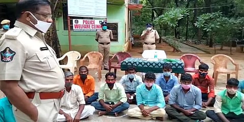 ஆந்திராவில் செம்மரம் வெட்டச்சென்றதாக 5 சிறுவர்கள் உட்பட 21 தமிழர்கள் கைது