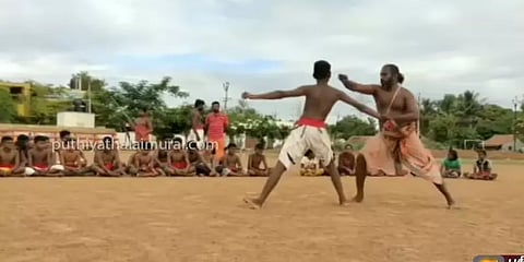 காரைக்குடி: 5 ஆண்டுகளாக மாணவ, மாணவிகளுக்கு இலவசமாக களரி கற்றுக் கொடுக்கும் பயற்சியாளர்