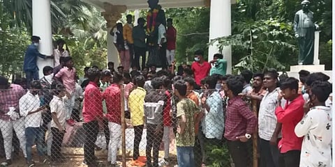 கொரோனா விதிகளை மீறி ஊர்வலம்: பச்சையப்பன் கல்லூரி மாணவர்கள் 200 பேர் மீது வழக்குப்பதிவு