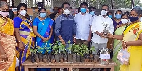 மக்களை தேடி மருத்துவம்: கும்பகோணம் பேருந்து நிலையத்தில் பயணிகளுக்கு மூலிகை கன்றுகள்