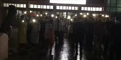 ராஜா முத்தையா மருத்துவக் கல்லூரி மருத்துவ மாணவர்கள் செல்போன் ஒளி அடித்து போராட்டம்