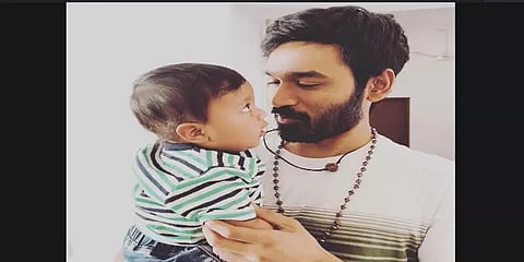 செல்வராகவன் மகனை அள்ளிக்கொஞ்சும் சித்தப்பா தனுஷ்: புகைப்படத் தொகுப்பு