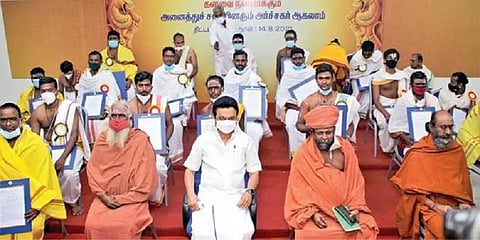 கோயில்களில் தகுதியான பயிற்சி பெற்ற அர்ச்சகர்களை நியமிக்க அரசு உத்தரவு