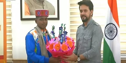 தமிழக வீரர் மாரியப்பனுக்கு அமைச்சர் அனுராக் தாகூர் நேரில் பாராட்டு