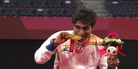 பாராலிம்பிக் பேட்மிண்ட்டனில் தங்கம் - பிரோமோத் பகத்தின் தன்னம்பிக்கை சாதனைக் கதை