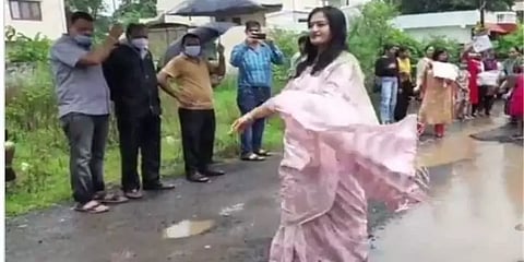 குண்டும் குழியுமான சாலைகளில் அழகிப் போட்டி : மத்திய பிரதேசத்தில் நூதன போராட்டம்