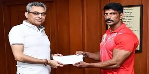 உலக ஆணழகன் போட்டியில் பங்கேற்கும் காவலரை நேரில் அழைத்து வாழ்த்திய காவல் ஆணையர்