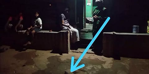 மேலூர் அருகே பெட்ரோல் குண்டு வீசியதோடு, கத்தி, அரிவாளுடன் மிரட்டல் - மதுரையில் பரபரப்பு