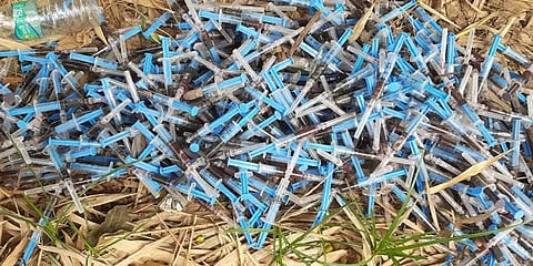 திருவாரூரில் ரத்த மாதிரிகளுடன் சாலையில் வீசப்பட்ட ஊசிகள் - அச்சத்தில் பொதுமக்கள்