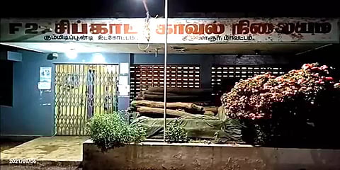 திருவள்ளூர்: பழைய இரும்பு கடையில் பதுக்கி வைத்திருந்த 3 டன் செம்மரக்கட்டைகள் - 3 பேர் கைது