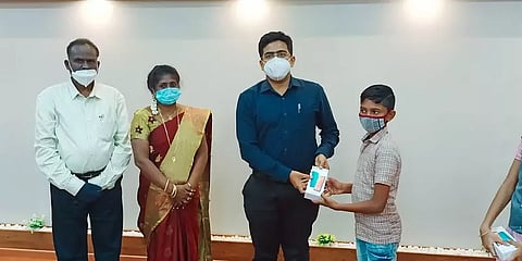 நல்லாசிரியர் விருதுடன் தரப்பட்ட பணத்தில் ஏழை மாணவர்களுக்கு செல்போன் வழங்கிய நெல்லை ஆசிரியை