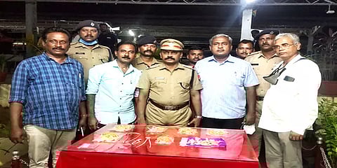 மயிலாடுதுறை: உரிய ஆவணமின்றி ரயிலில் கொண்டுவரப்பட்ட 1.6 கிலோ தங்க நகைகள் பறிமுதல்