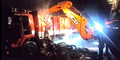 அரியலூர்: திடீரென தீ பிடித்து எரிந்த பார்சல் லாரி; ரூ. 5 லட்சம் மதிப்புள்ள பொருட்கள் சேதம்