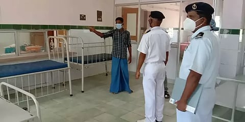 வேதாரண்யம்: ரோந்துக் கப்பல் மோதி மீனவர்கள் காயம்; நலம் விசாரித்த கடலோர காவல் படையினர்