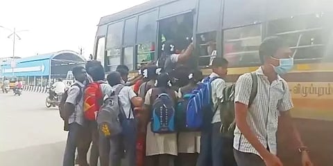 விழுப்புரம்: படியில் தொங்கியபடி கூட்ட நெரிசலில் பயணம் செய்த மாணவர்கள்; தீர்வு காணுமா அரசு?