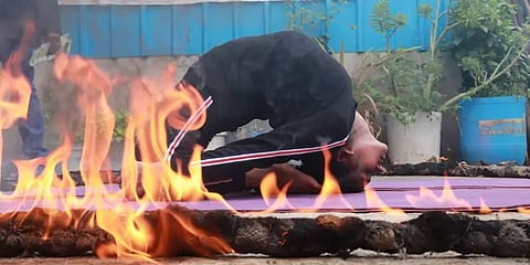 தனிநபர் யோகா உலக சாதனை முயற்சி - அசத்திய மாணவர்கள்