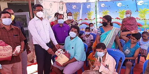 பெறப்படாத கொரோனா கால சிறப்பு தொகுப்புகள்: ஆதரவற்றோருக்கு வழங்கிய கள்ளக்குறிச்சி ஆட்சியர்