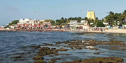 ராமேஸ்வரம்: கடல் நீர் உள்வாங்கியதால் தரைதட்டி நிற்கும் படகுகள்