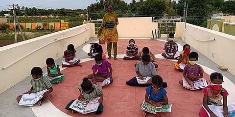 எழுத்தறிவு தினம்: இளைஞர்களின் வீதிதோறும் பள்ளி திட்டத்தால் பயனுறும் கிராமப்புற குழந்தைகள்