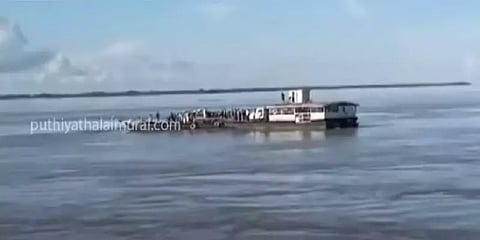 பிரம்மபுத்திரா நதியில் 2 படகுகள் கவிழ்ந்து விபத்து - 120 பேரில் 40 பேர் மீட்பு