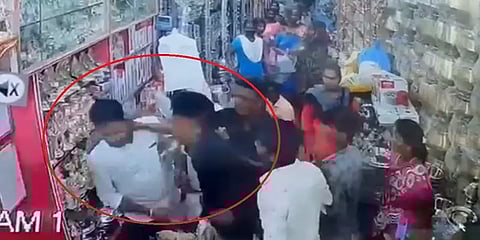 புதுச்சேரி: மாமூல் கேட்டு பாத்திரக்கடை உரிமையாளரைத் தாக்கிய இளைஞர்கள்