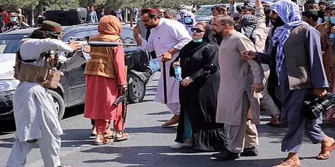 ஆப்கானிஸ்தான்: துப்பாக்கியை நேருக்கு நேர் எதிர்கொள்ளும் பெண்