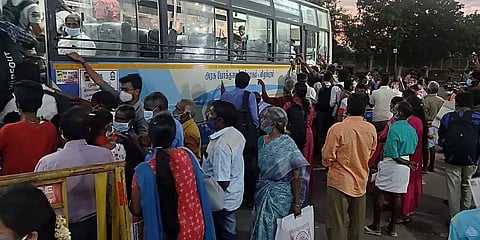 விநாயகர் சதுர்த்தி விடுமுறையை முன்னிட்டு கோயம்பேடு பேருந்து நிலையத்தில் மக்கள் அலை