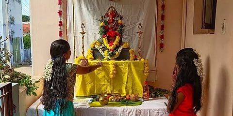 வீடுகளில் விநாயகர் சதுர்த்தி விழாவைக் கொண்டாடி மகிழும் மக்கள்