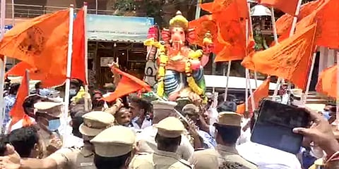 தடையை மீறி தமிழகம் முழுவதும் இந்து அமைப்பினர் வைத்த விநாயகர் சிலைகள் பறிமுதல்