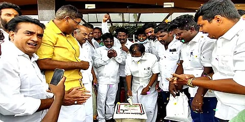 ஜெயலலிதா வாழக்கை வரலாறு: தலைவி படம் வெற்றிபெற கோயிலில் சிறப்பு பூஜை