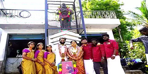 மதுரை: மகன் கைகளால் தாலி வாங்கி மறுமணம் புரிந்த கல்லூரி பேராசிரியை