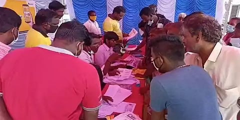 உத்திரமேரூர்: ஆதார், பான் கார்டு நகல் கொடுத்தால் ஒரு லிட்டர் பெட்ரோல், டீசல் இலவசம்